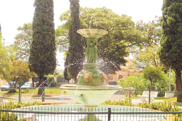 Em dia de sol quente, a fonte na praça do cemitério se torna ainda mais refrescante.